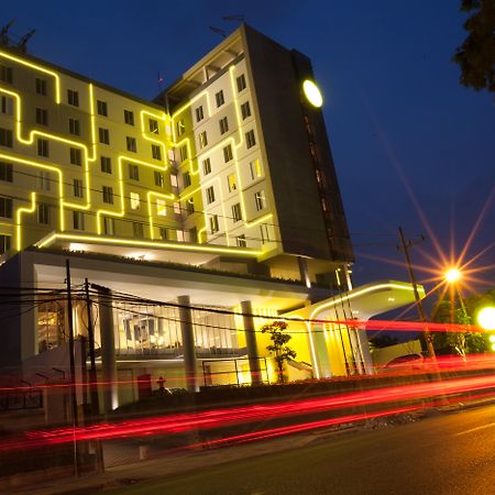 Yello Hotel Jemursari Surabaya Eksteriør bilde